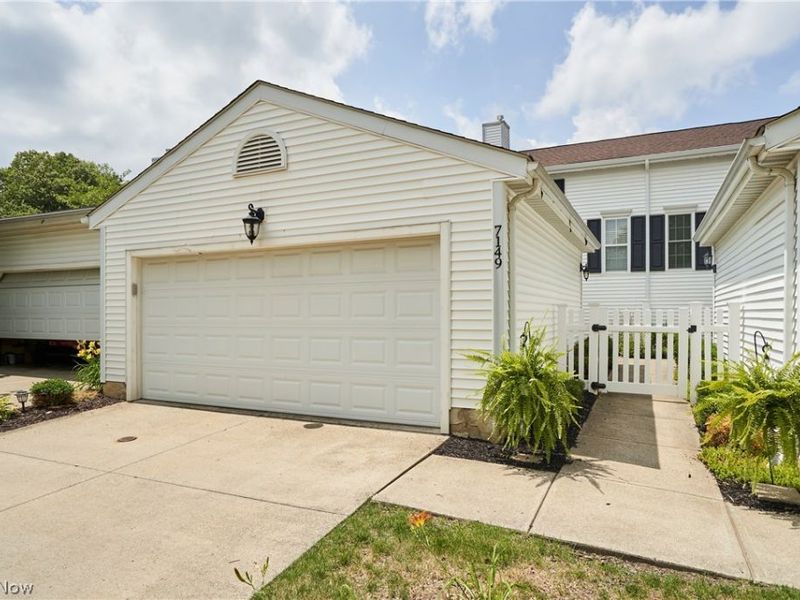 7149 W Cross Creek Trail, Brecksville, OH 44141 Photo 2