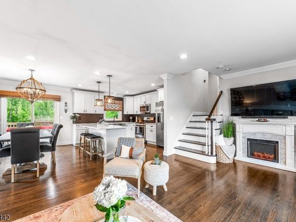 28 Chicjon Ln, East Hanover, NJ 07936