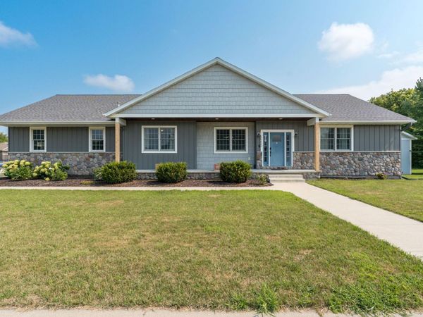 2232 Coventry Lane , North Mankato, MN 56003