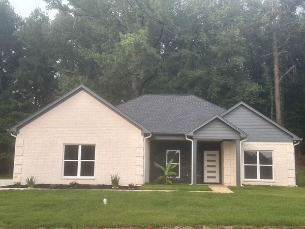 604 Moss Hill Dr., New Albany, MS 38652