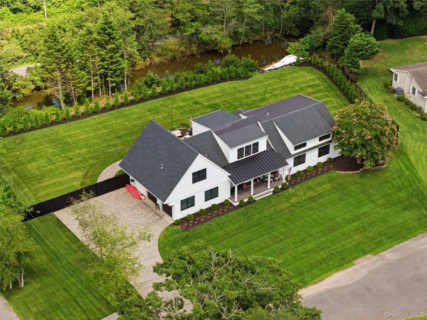 16 Twin River Drive, Oakdale, NY 11769