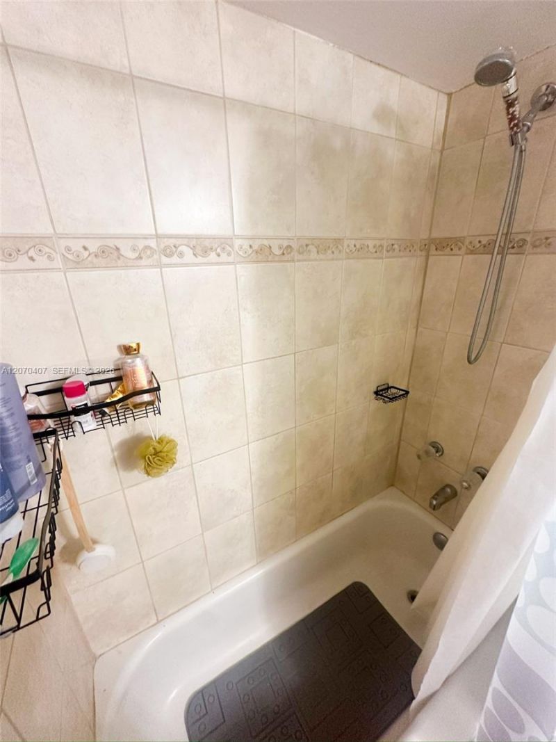 2860 Somerset Dr, Unit 400K, Lauderdale Lakes, FL 33311 Photo