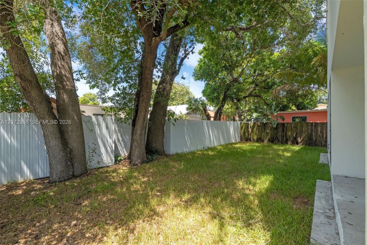 1629 NW 40th St , Miami, FL 33142 Photo