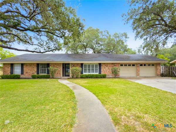 2201 College Drive , Victoria, TX 77901