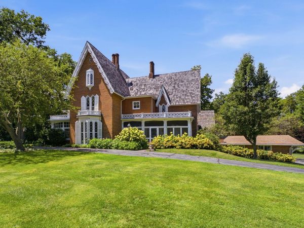 1124 OAKLAND, Muscatine, IA 52761