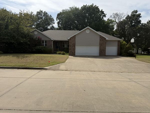 1661 N Main Avenue , Bolivar, MO 65613