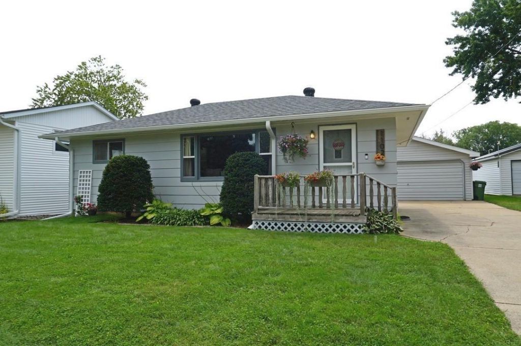 1102 18th Avenue, Charles City, IA 50616 Main Photo