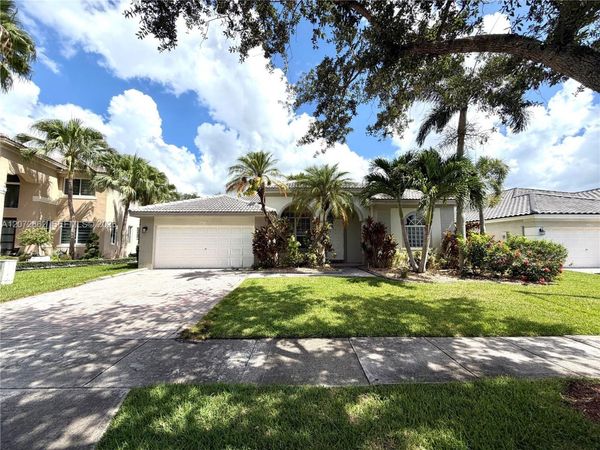 16747 NW 10th St , Pembroke Pines, FL 33028