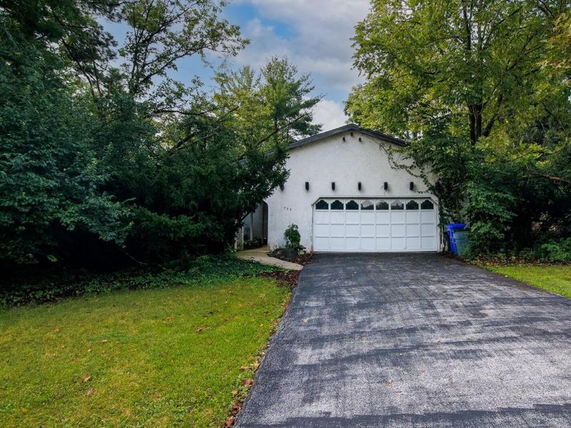 755 Clubview Boulevard S, Columbus, OH 43235 Photo 3