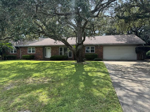 22 Country Club Road, Shalimar, FL 32579