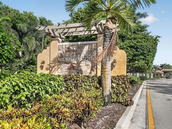 14601 SW 5th St , Pembroke Pines, FL 33027