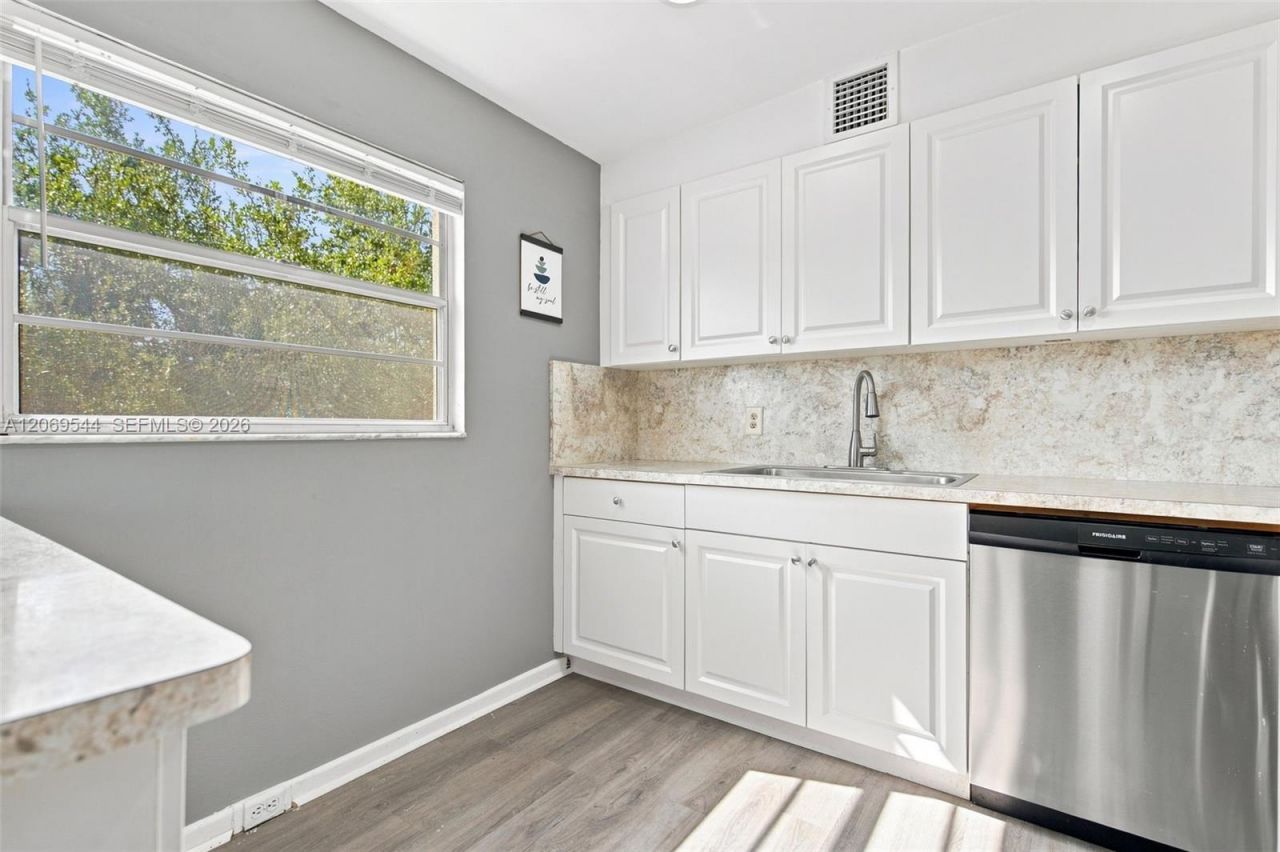 13455 SW 9th Ct, Unit 301J, Pembroke Pines, FL 33027 Photo