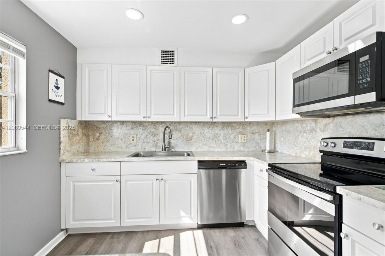 13455 SW 9th Ct, Unit 301J, Pembroke Pines, FL 33027 Photo