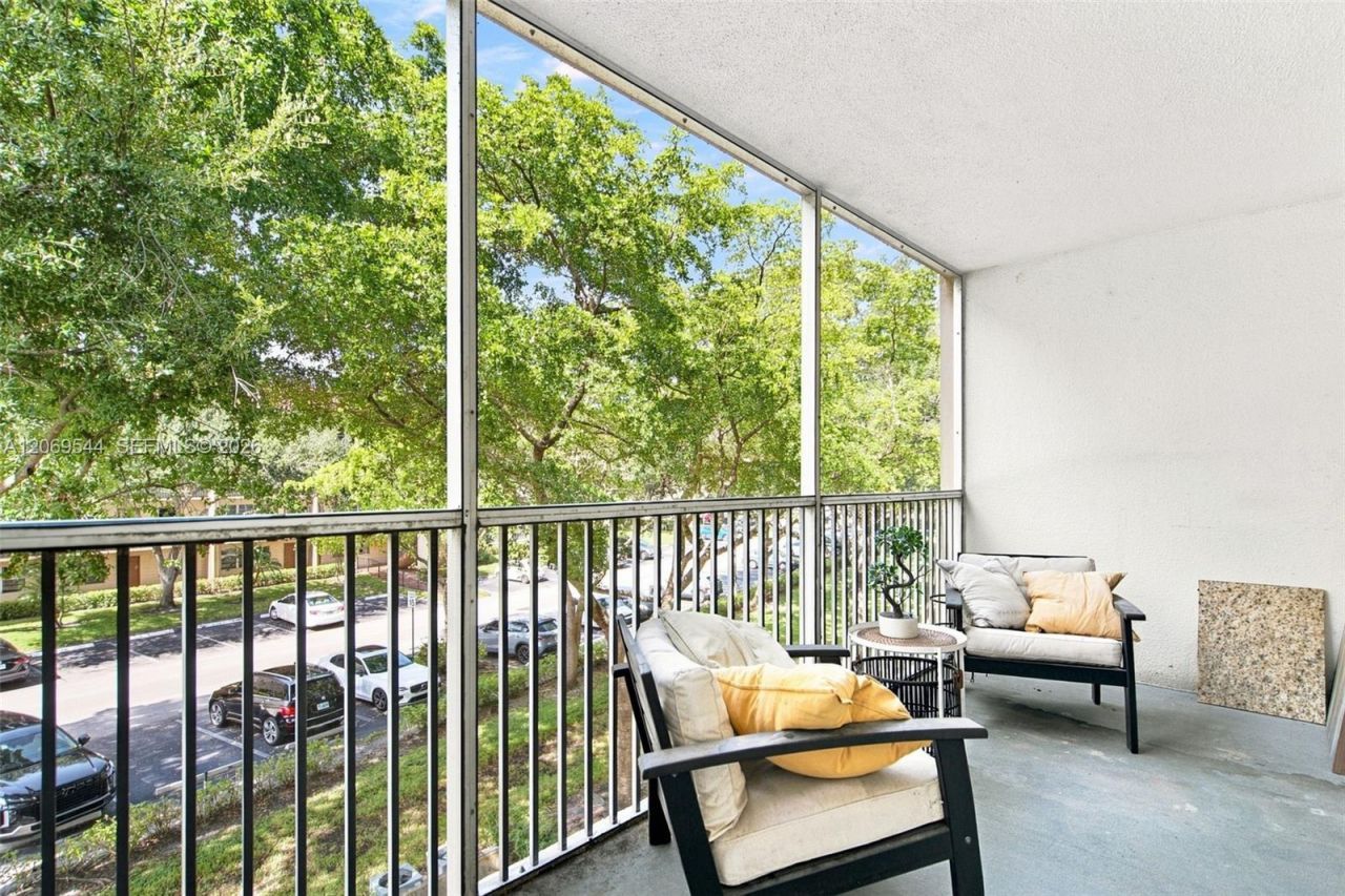 13455 SW 9th Ct, Unit 301J, Pembroke Pines, FL 33027 Photo