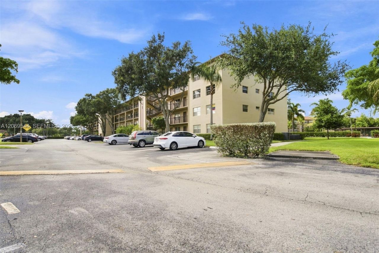 13455 SW 9th Ct, Unit 301J, Pembroke Pines, FL 33027 Photo