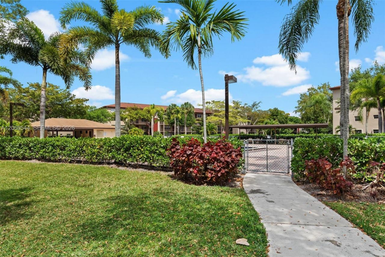 13455 SW 9th Ct, Unit 301J, Pembroke Pines, FL 33027 Photo