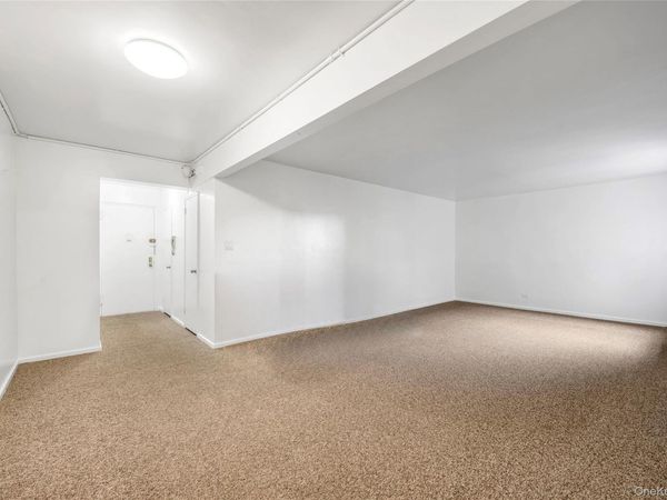 224 Union Turnpike , Unit 3K, Oakland Gardens, NY 11364