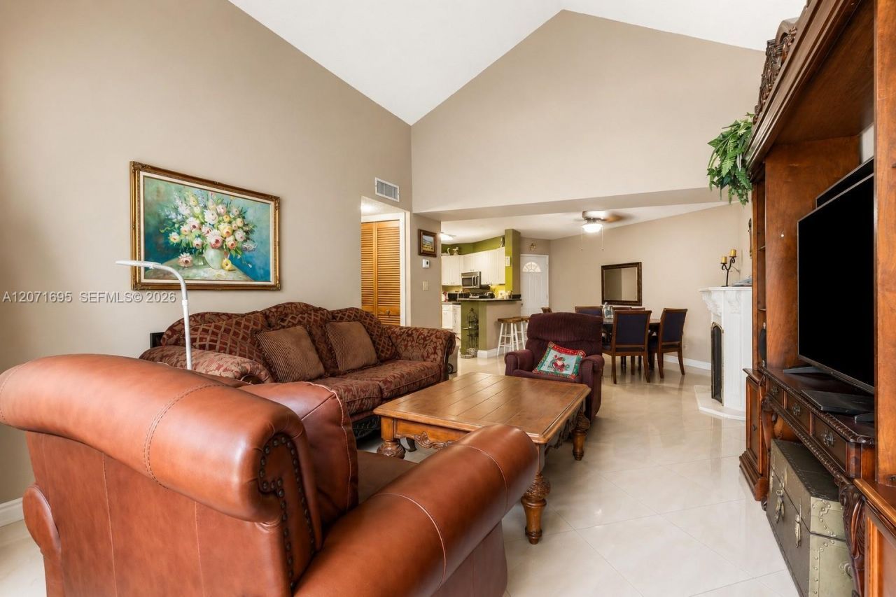 6276 NW 186th St, Unit 305, Hialeah, FL 33015 Photo