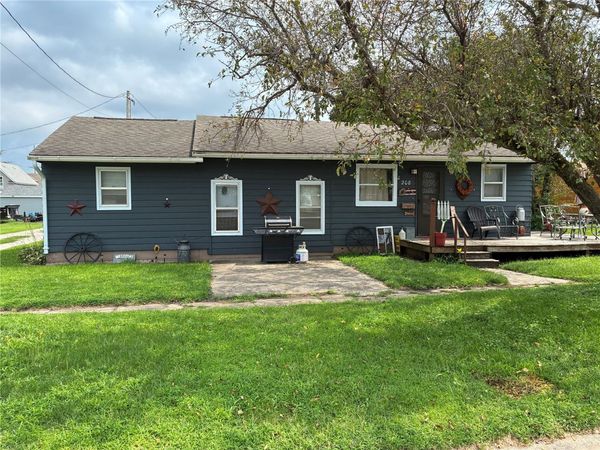208 C Avenue , Vinton, IA 52349
