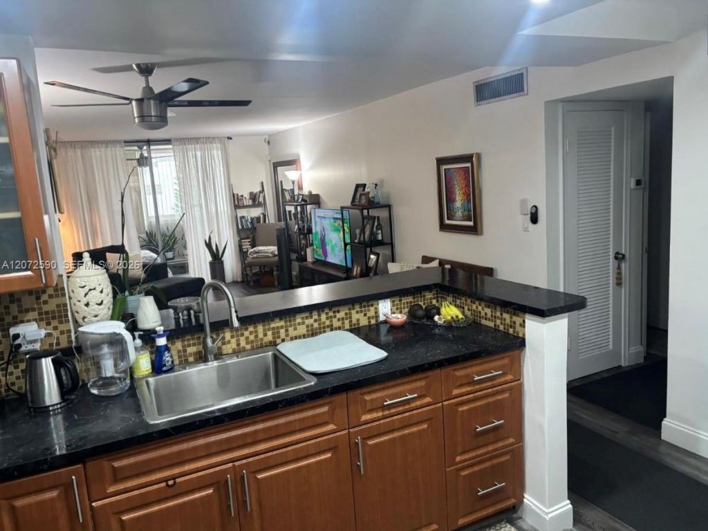 500 NE 12th Ave , Unit 704, Hallandale Beach, FL 33009 Photo