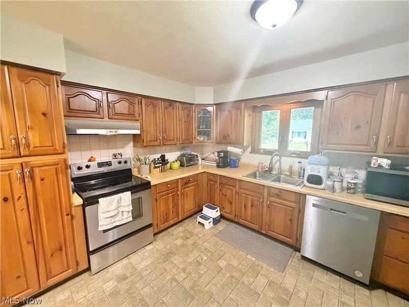 728 Hazelwood Drive, Vermilion, OH 44089 Photo 6