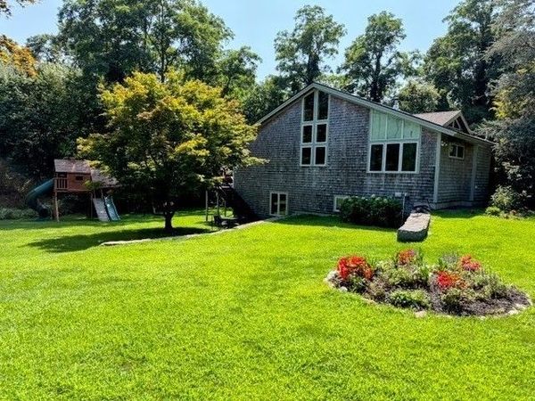 3 Nonquitt Ave, Dartmouth, MA 02748