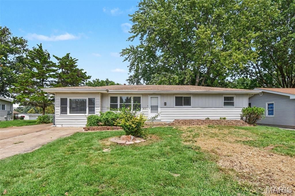 1405 Del Rey Drive, Florissant, MO 63031 Main Photo