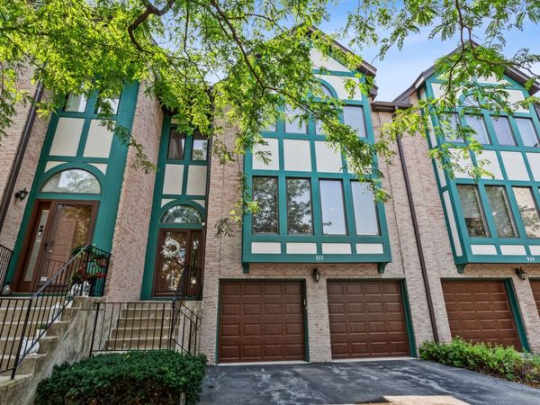 933 W Essex Place , Arlington Heights, IL 60004