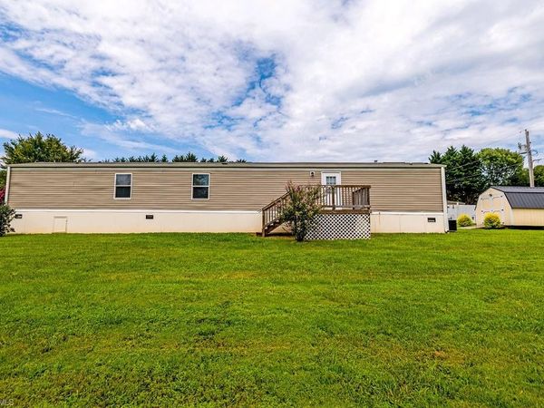 1095 Willow Creek Drive , Pinnacle, NC 27043