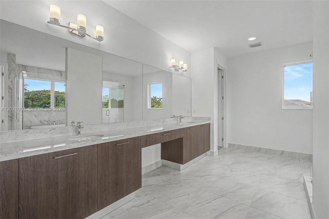 2440 SW 122nd Ter, Davie, FL 33325 Photo
