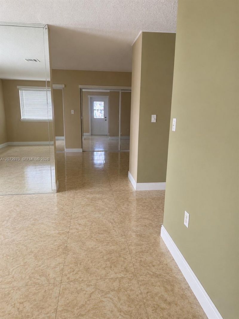 19727 NW 84 Th Pl , Hialeah, FL 33015 Photo