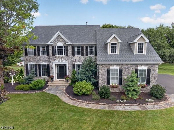 16 Meadowview Dr, Lopatcong, NJ 08865