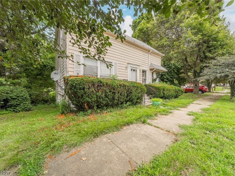 1223 Delos Street, Akron, OH 44306 Photo 2