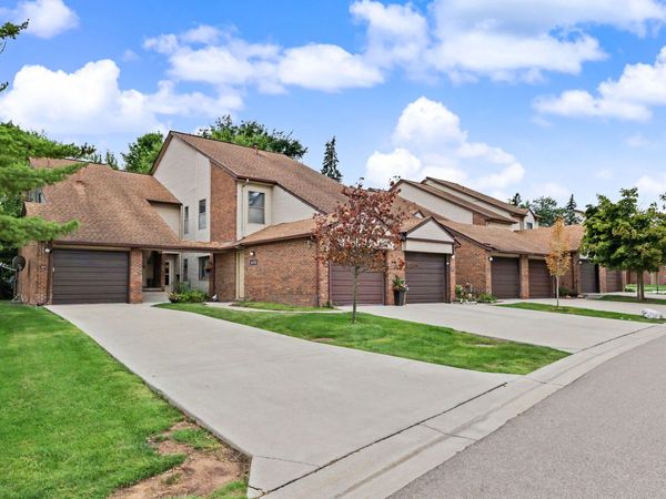 6600 Ridgefield Circle, West Bloomfield, MI 48322