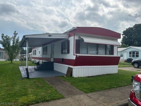 230 Windchaser Lane SE, New Philadelphia, OH 44663