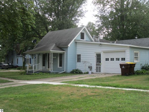 601 River Avenue N, Alma, MI 48801