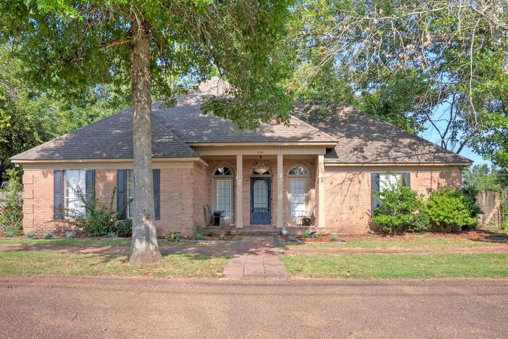 239 Hickory Ln, Batesville, MS 38606 Main Photo