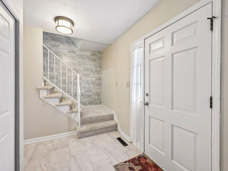 402 Worman Drive, Columbus, OH 43230 Photo 3