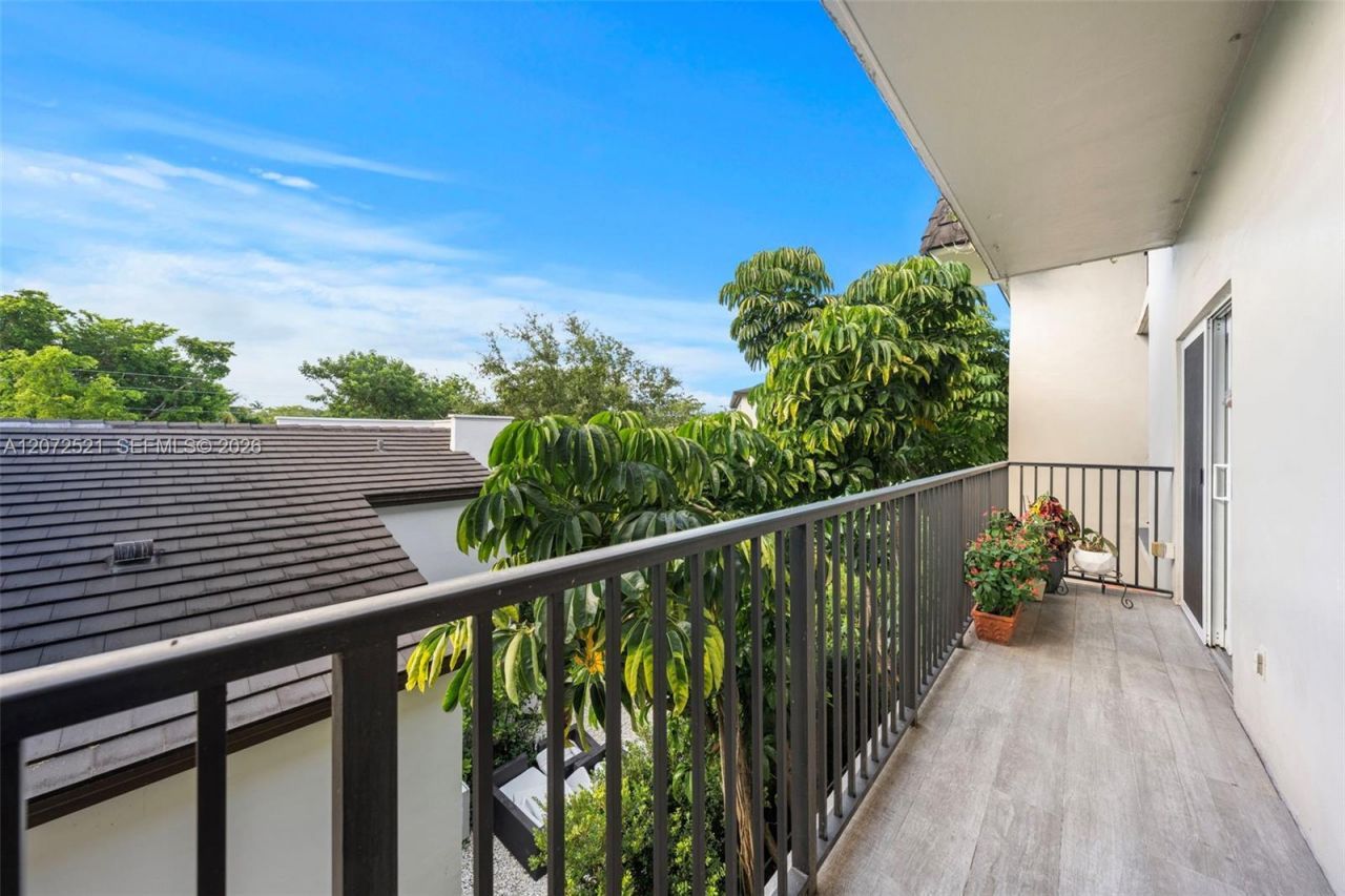 6815 Edgewater Dr, Unit 202, Coral Gables, FL 33133 Photo