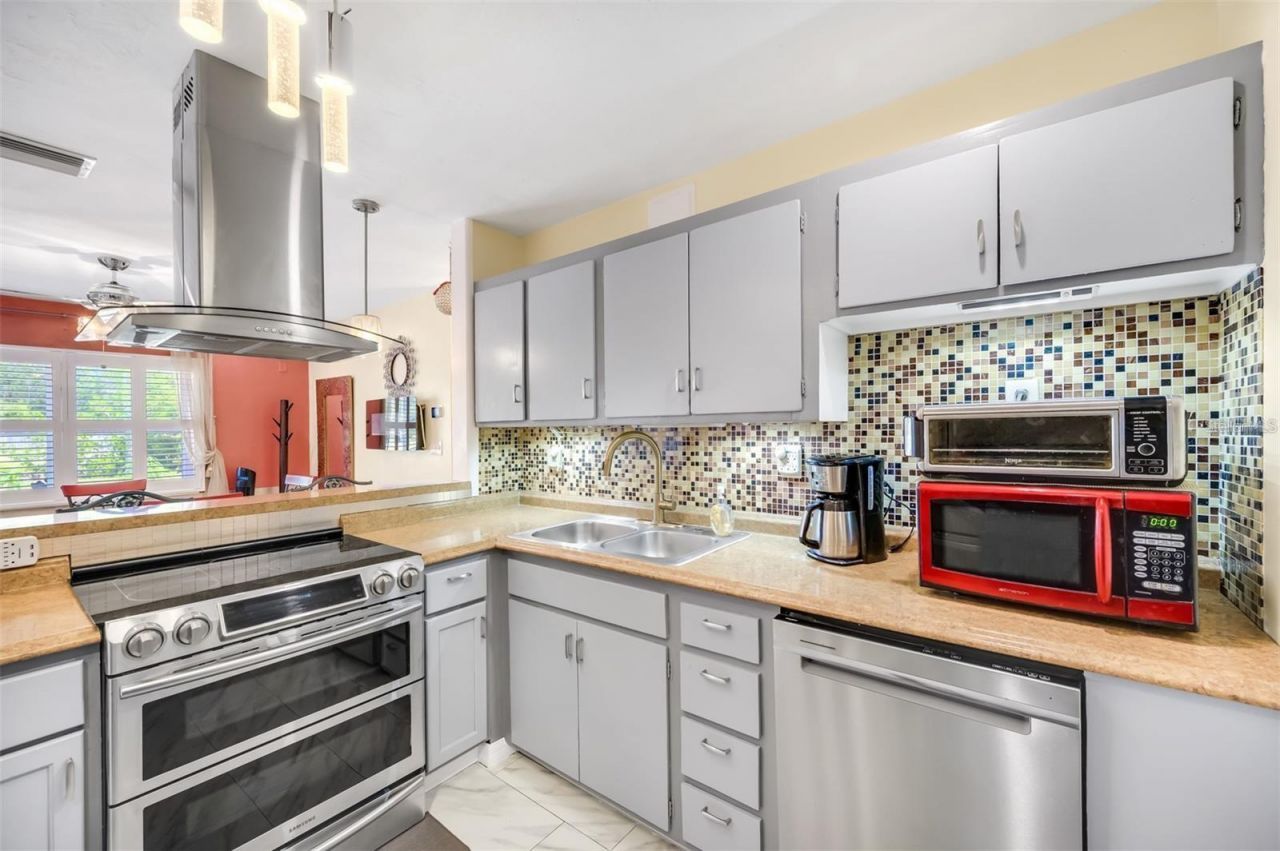 1572 77th Avenue N, Saint Petersburg, FL 33702 Photo