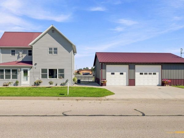 405 1st E Avenue, Farley, IA 52046