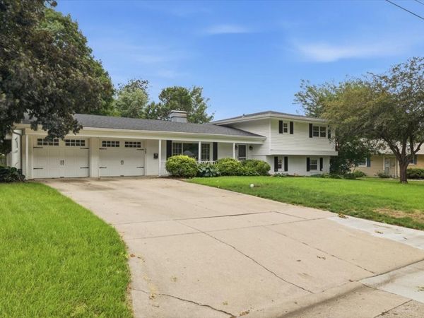 1203 S 14th Avenue W, Newton, IA 50208