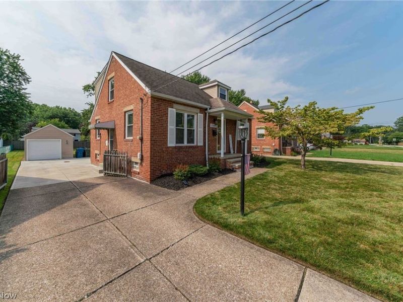 22589 Macbeth Avenue, Fairview Park, OH 44126 Photo 2