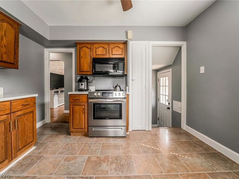 22589 Macbeth Avenue, Fairview Park, OH 44126 Photo 5