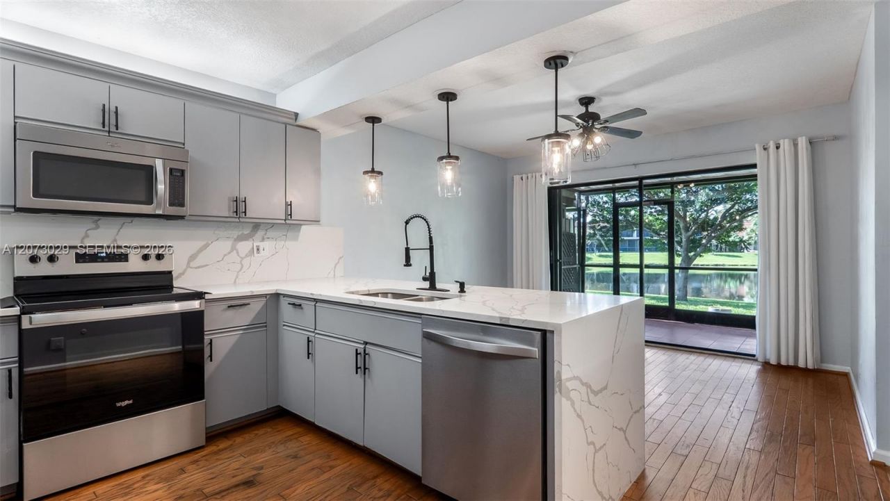 11112 N Harmony Lake Cir, Davie, FL 33324 Photo