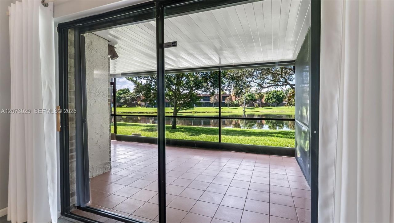 11112 N Harmony Lake Cir, Davie, FL 33324 Photo