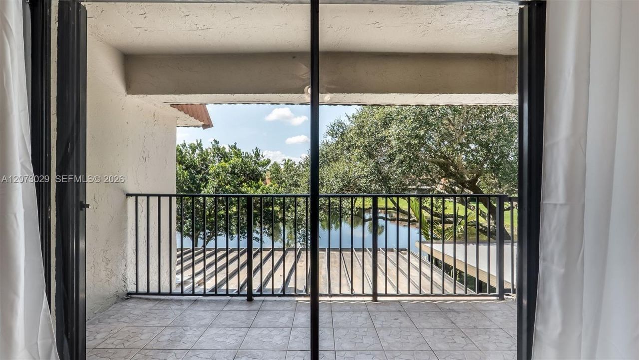 11112 N Harmony Lake Cir, Davie, FL 33324 Photo