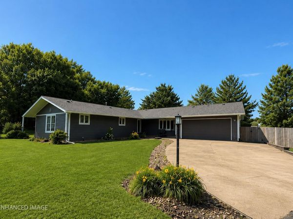 201 Oak Park Circle, Parkersburg, IA 50665