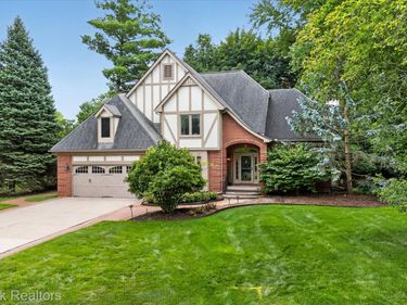 27261 Apple Tree Lane, Franklin Village, Mi 48025