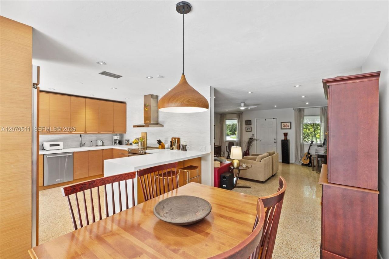 6390 SW 69th St , South Miami, FL 33143 Photo